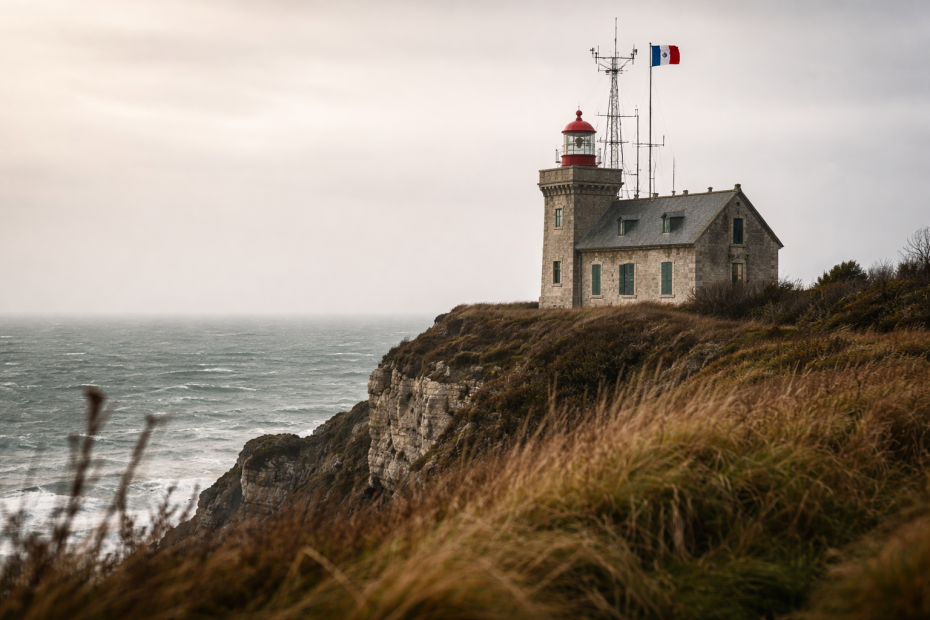 Sémaphore français isolé sur une falaise normande, lieu d'origine du parcours de Philippe Loze vers l'hapto-énergie